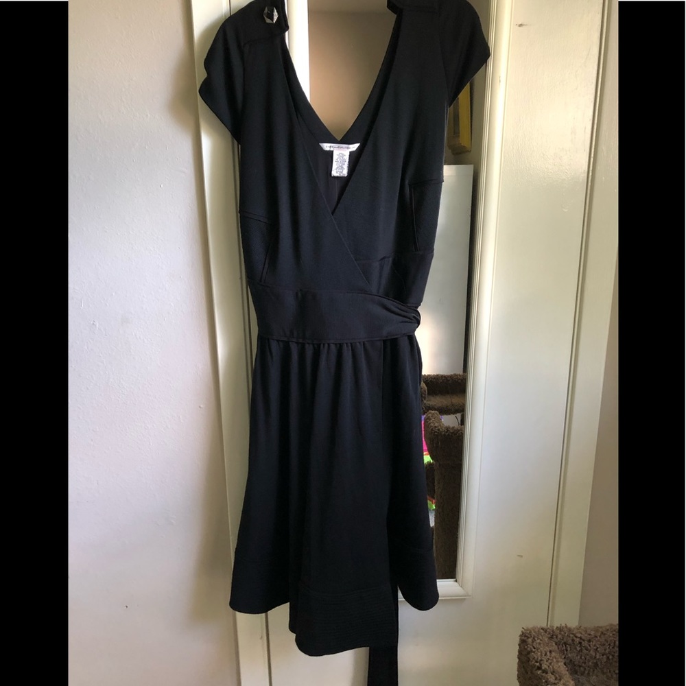 Classic/sheek flattering black dress